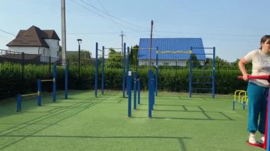 Kendini işine adamış genç bir bayan sporcu, vücudunu hazırlamak için spor aletleri üzerine yoğun bir eğitim alıyor. Rekabet için sahaya çıkmadan önce güç ve dayanıklılık kazanıyor.