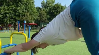Kendini işine adamış genç bir bayan sporcu, vücudunu hazırlamak için spor aletleri üzerine yoğun bir eğitim alıyor. Rekabet için sahaya çıkmadan önce güç ve dayanıklılık kazanıyor.