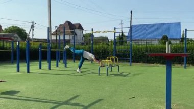 Kendini işine adamış genç bir bayan sporcu, vücudunu hazırlamak için spor aletleri üzerine yoğun bir eğitim alıyor. Rekabet için sahaya çıkmadan önce güç ve dayanıklılık kazanıyor.