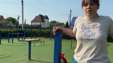 Kendini işine adamış genç bir bayan sporcu, vücudunu hazırlamak için spor aletleri üzerine yoğun bir eğitim alıyor. Rekabet için sahaya çıkmadan önce güç ve dayanıklılık kazanıyor.