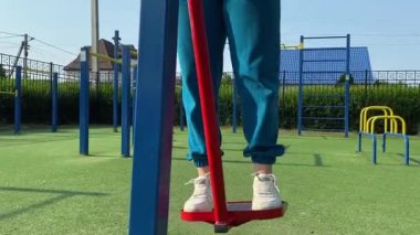 Kendini işine adamış genç bir bayan sporcu, vücudunu hazırlamak için spor aletleri üzerine yoğun bir eğitim alıyor. Rekabet için sahaya çıkmadan önce güç ve dayanıklılık kazanıyor.