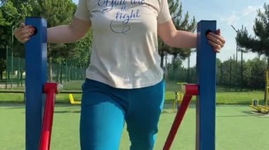 Kendini işine adamış genç bir bayan sporcu, vücudunu hazırlamak için spor aletleri üzerine yoğun bir eğitim alıyor. Rekabet için sahaya çıkmadan önce güç ve dayanıklılık kazanıyor.