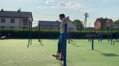 Kendini işine adamış genç bir bayan sporcu, vücudunu hazırlamak için spor aletleri üzerine yoğun bir eğitim alıyor. Rekabet için sahaya çıkmadan önce güç ve dayanıklılık kazanıyor.