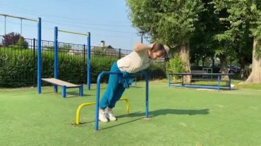 Kendini işine adamış genç bir bayan sporcu, vücudunu hazırlamak için spor aletleri üzerine yoğun bir eğitim alıyor. Rekabet için sahaya çıkmadan önce güç ve dayanıklılık kazanıyor.