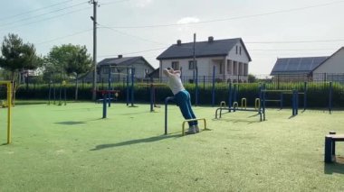 Kendini işine adamış genç bir bayan sporcu, vücudunu hazırlamak için spor aletleri üzerine yoğun bir eğitim alıyor. Rekabet için sahaya çıkmadan önce güç ve dayanıklılık kazanıyor.