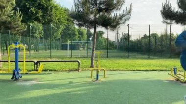 Kendini işine adamış genç bir bayan sporcu, vücudunu hazırlamak için spor aletleri üzerine yoğun bir eğitim alıyor. Rekabet için sahaya çıkmadan önce güç ve dayanıklılık kazanıyor.