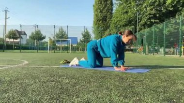 Kendini işine adamış genç bir bayan sporcu, vücudunu hazırlamak için spor aletleri üzerine yoğun bir eğitim alıyor. Rekabet için sahaya çıkmadan önce güç ve dayanıklılık kazanıyor.