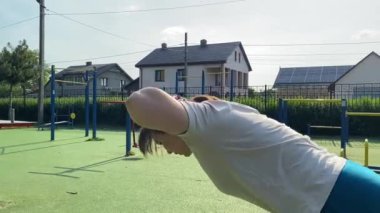 Kendini işine adamış genç bir bayan sporcu, vücudunu hazırlamak için spor aletleri üzerine yoğun bir eğitim alıyor. Rekabet için sahaya çıkmadan önce güç ve dayanıklılık kazanıyor.
