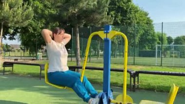 Kendini işine adamış genç bir bayan sporcu, vücudunu hazırlamak için spor aletleri üzerine yoğun bir eğitim alıyor. Rekabet için sahaya çıkmadan önce güç ve dayanıklılık kazanıyor.