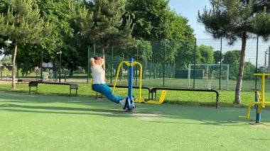 Kendini işine adamış genç bir bayan sporcu, vücudunu hazırlamak için spor aletleri üzerine yoğun bir eğitim alıyor. Rekabet için sahaya çıkmadan önce güç ve dayanıklılık kazanıyor.