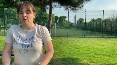 Kendini işine adamış genç bir bayan sporcu, vücudunu hazırlamak için spor aletleri üzerine yoğun bir eğitim alıyor. Rekabet için sahaya çıkmadan önce güç ve dayanıklılık kazanıyor.