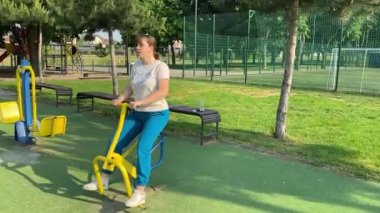 Kendini işine adamış genç bir bayan sporcu, vücudunu hazırlamak için spor aletleri üzerine yoğun bir eğitim alıyor. Rekabet için sahaya çıkmadan önce güç ve dayanıklılık kazanıyor.