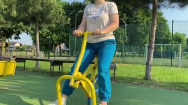 Kendini işine adamış genç bir bayan sporcu, vücudunu hazırlamak için spor aletleri üzerine yoğun bir eğitim alıyor. Rekabet için sahaya çıkmadan önce güç ve dayanıklılık kazanıyor.