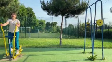 Kendini işine adamış genç bir bayan sporcu, vücudunu hazırlamak için spor aletleri üzerine yoğun bir eğitim alıyor. Rekabet için sahaya çıkmadan önce güç ve dayanıklılık kazanıyor.