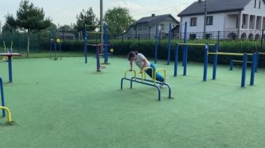 Kendini işine adamış genç bir bayan sporcu, vücudunu hazırlamak için spor aletleri üzerine yoğun bir eğitim alıyor. Rekabet için sahaya çıkmadan önce güç ve dayanıklılık kazanıyor.