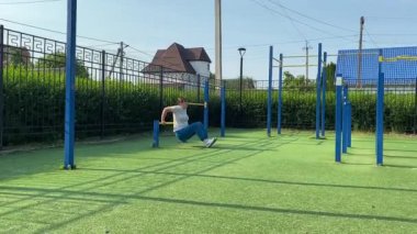 Kendini işine adamış genç bir bayan sporcu, vücudunu hazırlamak için spor aletleri üzerine yoğun bir eğitim alıyor. Rekabet için sahaya çıkmadan önce güç ve dayanıklılık kazanıyor.