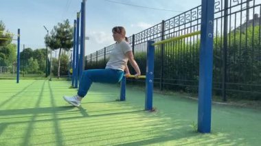 Kendini işine adamış genç bir bayan sporcu, vücudunu hazırlamak için spor aletleri üzerine yoğun bir eğitim alıyor. Rekabet için sahaya çıkmadan önce güç ve dayanıklılık kazanıyor.