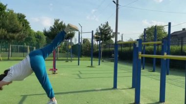 Kendini işine adamış genç bir bayan sporcu, vücudunu hazırlamak için spor aletleri üzerine yoğun bir eğitim alıyor. Rekabet için sahaya çıkmadan önce güç ve dayanıklılık kazanıyor.