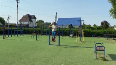 Kendini işine adamış genç bir bayan sporcu, vücudunu hazırlamak için spor aletleri üzerine yoğun bir eğitim alıyor. Rekabet için sahaya çıkmadan önce güç ve dayanıklılık kazanıyor.