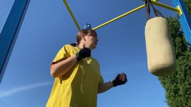 Kendini spora adamış genç bir sporcu, sıkı çalışır, vücudunu hazırlamak için dışarıda spor aletleri eğitimi alır. Rekabet için sahaya veya sahaya çıkmadan önce güç ve dayanıklılık kazanır.