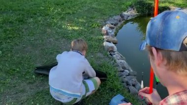 Genç bir baba ve oğlu gölette balık tutarak güzel vakit geçiriyorlar. Baba oğluna balık tutmayı öğretiyor. Açık havada aile bağları kurarken güzel anılar yaratıyor.
