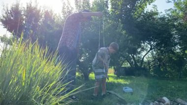 Genç bir baba ve oğlu gölette balık tutarak güzel vakit geçiriyorlar. Baba oğluna balık tutmayı öğretiyor. Açık havada aile bağları kurarken güzel anılar yaratıyor.