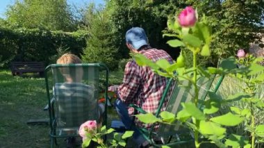 Genç bir baba ve oğlu gölette balık tutarak güzel vakit geçiriyorlar. Baba oğluna balık tutmayı öğretiyor. Açık havada aile bağları kurarken güzel anılar yaratıyor.