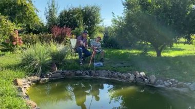 Genç bir baba ve oğlu gölette balık tutarak güzel vakit geçiriyorlar. Baba oğluna balık tutmayı öğretiyor. Açık havada aile bağları kurarken güzel anılar yaratıyor.