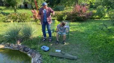 Genç bir baba ve oğlu gölette balık tutarak güzel vakit geçiriyorlar. Baba oğluna balık tutmayı öğretiyor. Açık havada aile bağları kurarken güzel anılar yaratıyor.