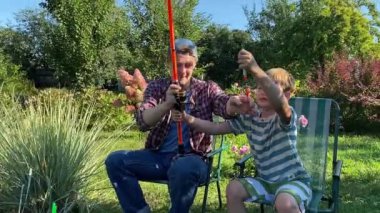 Genç bir baba ve oğlu gölette balık tutarak güzel vakit geçiriyorlar. Baba oğluna balık tutmayı öğretiyor. Açık havada aile bağları kurarken güzel anılar yaratıyor.