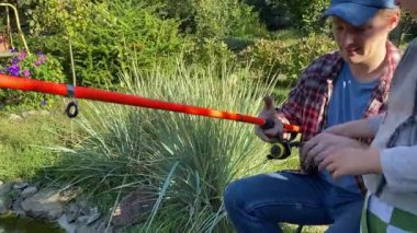 Genç bir baba ve oğlu gölette balık tutarak güzel vakit geçiriyorlar. Baba oğluna balık tutmayı öğretiyor. Açık havada aile bağları kurarken güzel anılar yaratıyor.