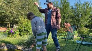Genç bir baba ve oğlu gölette balık tutarak güzel vakit geçiriyorlar. Baba oğluna balık tutmayı öğretiyor. Açık havada aile bağları kurarken güzel anılar yaratıyor.