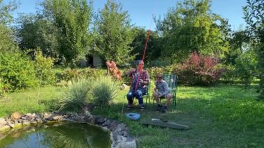 Genç bir baba ve oğlu gölette balık tutarak güzel vakit geçiriyorlar. Baba oğluna balık tutmayı öğretiyor. Açık havada aile bağları kurarken güzel anılar yaratıyor.