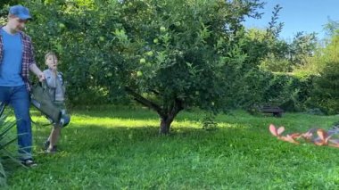 Genç bir baba ve oğlu gölette balık tutarak güzel vakit geçiriyorlar. Baba oğluna balık tutmayı öğretiyor. Açık havada aile bağları kurarken güzel anılar yaratıyor.