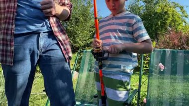 Genç bir baba ve oğlu gölette balık tutarak güzel vakit geçiriyorlar. Baba oğluna balık tutmayı öğretiyor. Açık havada aile bağları kurarken güzel anılar yaratıyor.