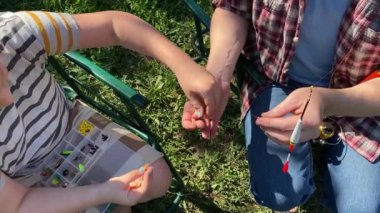 Genç bir baba ve kızı gölette balık tutarak birlikte güzel vakit geçiriyorlar. Baba çocuğuna balık tutmayı öğretiyor. Açık havada aile bağları kurarken güzel anılar yaratıyor.