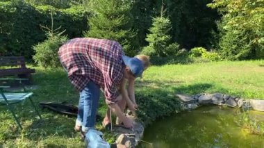 Genç bir baba ve kızı gölette balık tutarak birlikte güzel vakit geçiriyorlar. Baba çocuğuna balık tutmayı öğretiyor. Açık havada aile bağları kurarken güzel anılar yaratıyor.