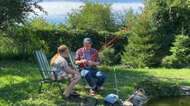 Genç bir baba ve kızı gölette balık tutarak birlikte güzel vakit geçiriyorlar. Baba çocuğuna balık tutmayı öğretiyor. Açık havada aile bağları kurarken güzel anılar yaratıyor.