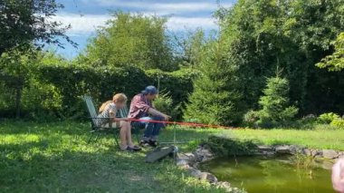 Genç bir baba ve kızı gölette balık tutarak birlikte güzel vakit geçiriyorlar. Baba çocuğuna balık tutmayı öğretiyor. Açık havada aile bağları kurarken güzel anılar yaratıyor.