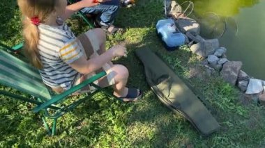 Genç bir baba ve kızı gölette balık tutarak birlikte güzel vakit geçiriyorlar. Baba çocuğuna balık tutmayı öğretiyor. Açık havada aile bağları kurarken güzel anılar yaratıyor.