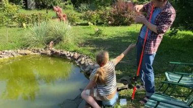 Genç bir baba ve kızı gölette balık tutarak birlikte güzel vakit geçiriyorlar. Baba çocuğuna balık tutmayı öğretiyor. Açık havada aile bağları kurarken güzel anılar yaratıyor.
