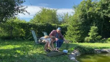 Genç bir baba ve kızı gölette balık tutarak birlikte güzel vakit geçiriyorlar. Baba çocuğuna balık tutmayı öğretiyor. Açık havada aile bağları kurarken güzel anılar yaratıyor.