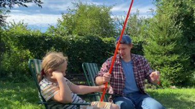 Genç bir baba ve kızı gölette balık tutarak birlikte güzel vakit geçiriyorlar. Baba çocuğuna balık tutmayı öğretiyor. Açık havada aile bağları kurarken güzel anılar yaratıyor.