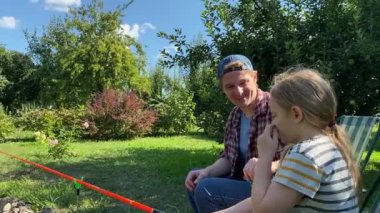 Genç bir baba ve kızı gölette balık tutarak birlikte güzel vakit geçiriyorlar. Baba çocuğuna balık tutmayı öğretiyor. Açık havada aile bağları kurarken güzel anılar yaratıyor.