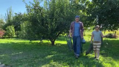 Genç bir baba ve kızı gölette balık tutarak birlikte güzel vakit geçiriyorlar. Baba çocuğuna balık tutmayı öğretiyor. Açık havada aile bağları kurarken güzel anılar yaratıyor.