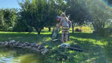 Genç bir baba ve kızı gölette balık tutarak birlikte güzel vakit geçiriyorlar. Baba çocuğuna balık tutmayı öğretiyor. Açık havada aile bağları kurarken güzel anılar yaratıyor.