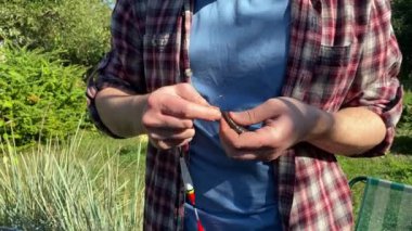 Genç bir baba ve oğlu gölette balık tutarak güzel vakit geçiriyorlar. Baba oğluna balık tutmayı öğretiyor. Açık havada aile bağları kurarken güzel anılar yaratıyor.