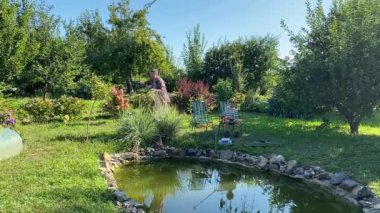 Genç bir baba ve oğlu gölette balık tutarak güzel vakit geçiriyorlar. Baba oğluna balık tutmayı öğretiyor. Açık havada aile bağları kurarken güzel anılar yaratıyor.