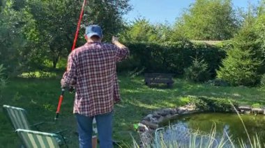 Genç bir baba ve oğlu gölette balık tutarak güzel vakit geçiriyorlar. Baba oğluna balık tutmayı öğretiyor. Açık havada aile bağları kurarken güzel anılar yaratıyor.