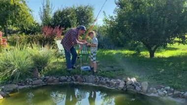 Genç bir baba ve oğlu gölette balık tutarak güzel vakit geçiriyorlar. Baba oğluna balık tutmayı öğretiyor. Açık havada aile bağları kurarken güzel anılar yaratıyor.